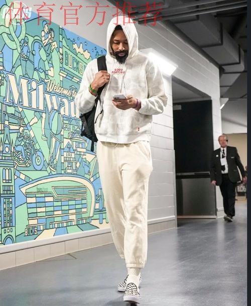 型男入场!独行侠官媒晒众球员入场穿搭照:温馨氛围 型男入场!独行侠官媒晒众球员入场穿搭照:温馨氛围